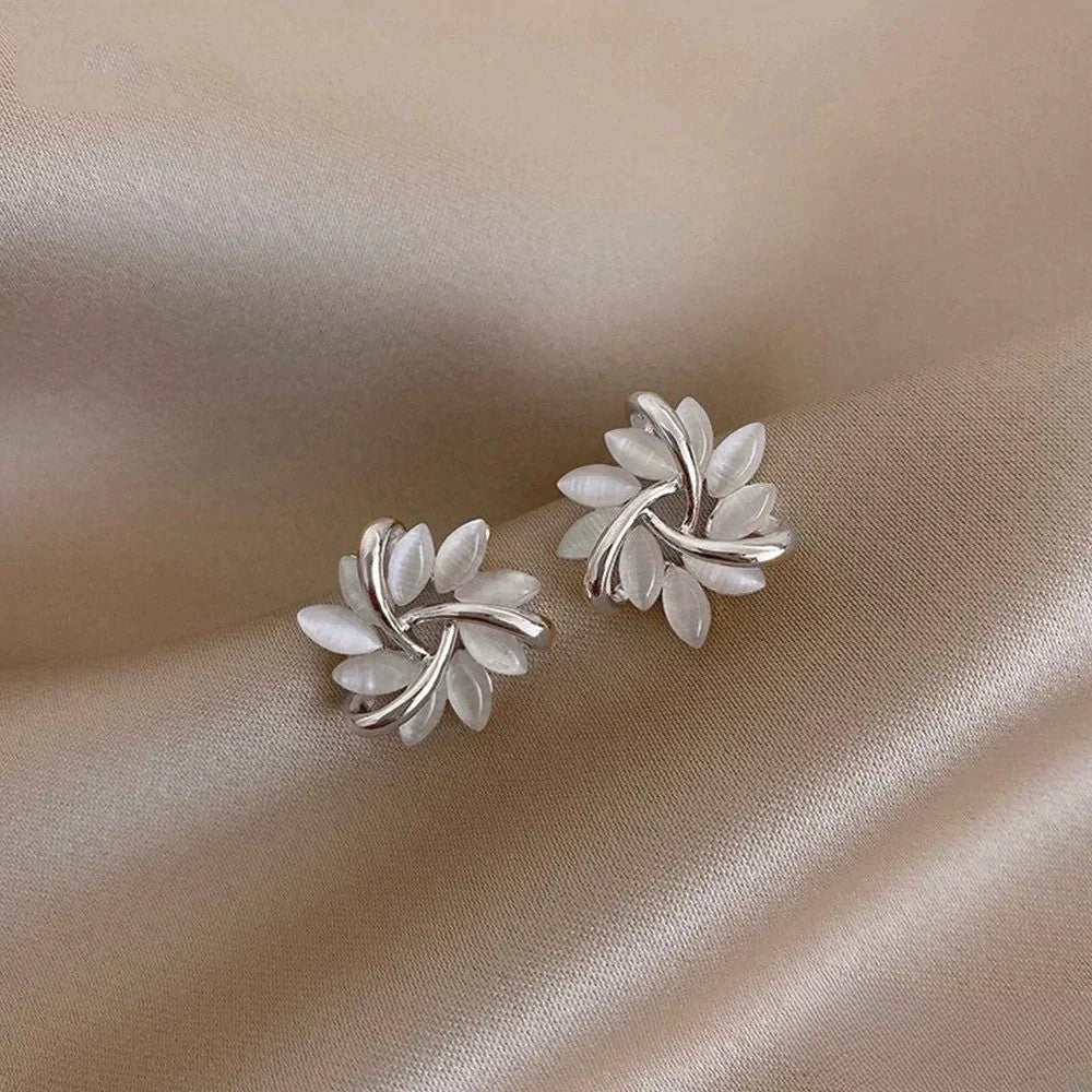 Elegante Goldohrringe mit exquisiten Opalblumenmustern