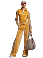 Coleen – Retro-Set für Damen mit gelbem Samt-Sweatshirt mit Leopardendetails und Hose – Ansicht 4