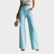 Reese – Hellblaue Rippstrickhose für Damen mit hoher Taille, weitem Bein und Taschen