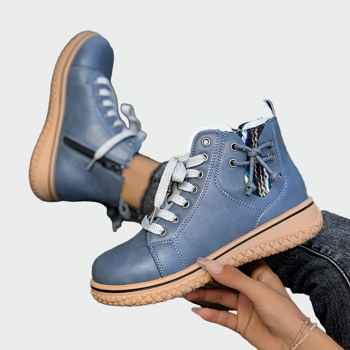 Schwarze sportliche Stiefeletten für Damen mit grauen Schnürsenkeln – Ansicht 2