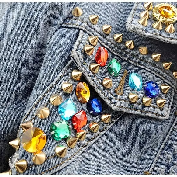 Alison – Kurze Jeansjacke für Damen mit 3D-Steindetails – Ansicht 3