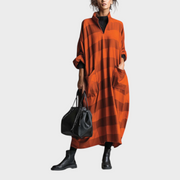 Brenda – Oversize-Maxikleid mit V-Ausschnitt, großen Taschen und orange-braunen Streifen
