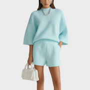 Stefania – Hellblaues zweiteiliges Damen-Set mit Oversize-Bluse und weiten Bermudashorts