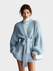 Jasmine – Hellblaue Retro-Strickjacke für Damen mit V-Ausschnitt und Gürtel – Ansicht 2