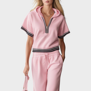 Zahra – Elegantes rosa Sport-Set mit kurzärmligem Kapuzentop und Frontreißverschluss – Ansicht 4