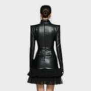 Pixie – Schwarzes Minikleid aus Kunstleder mit Stehkragen, Tüllsaum und langen Ärmeln