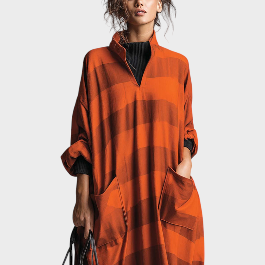 Brenda – Oversize-Maxikleid mit V-Ausschnitt, großen Taschen und orange-braunen Streifen – Ansicht 4