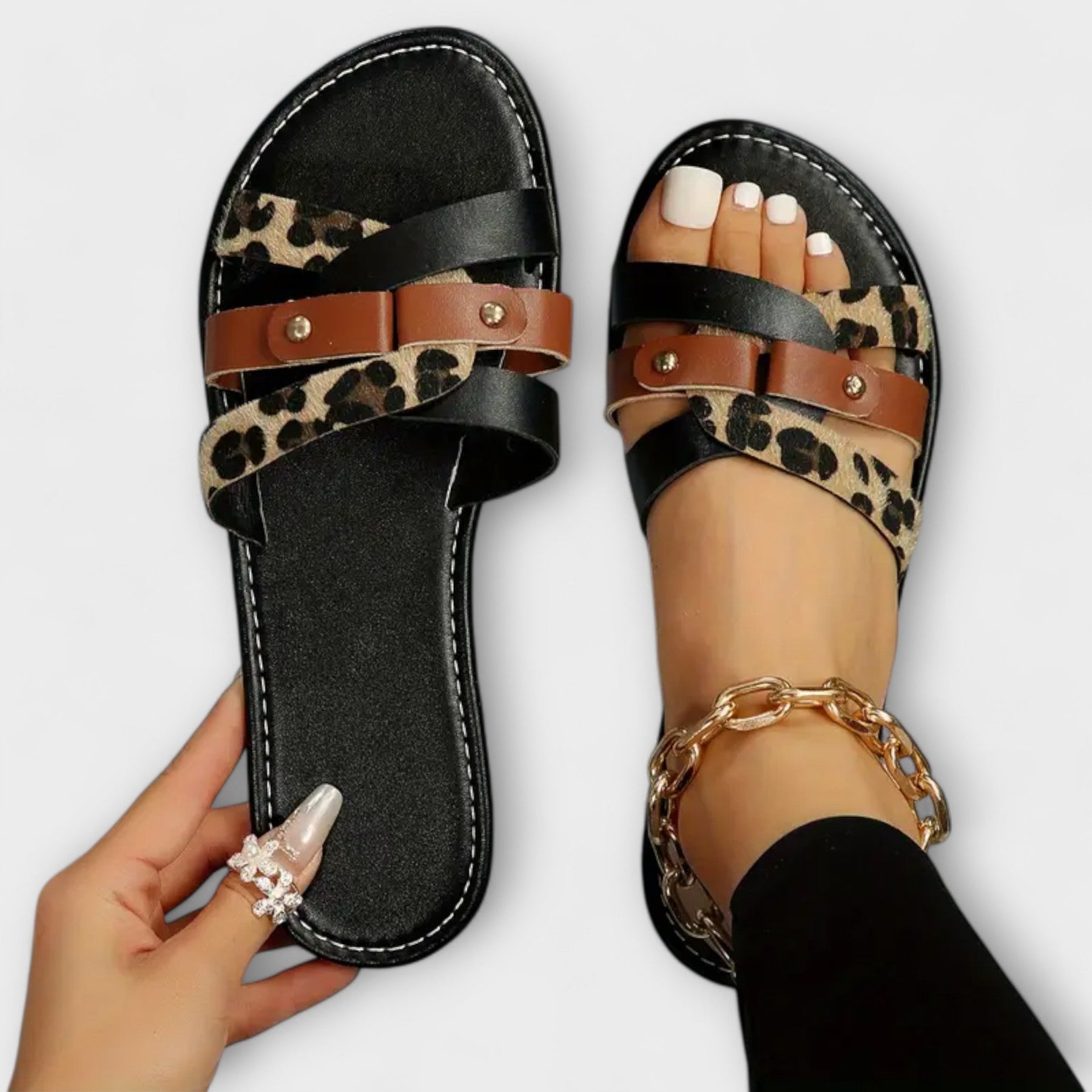 Damensandalen mit gekreuzten Riemen und Leopardenmuster – Ansicht 4