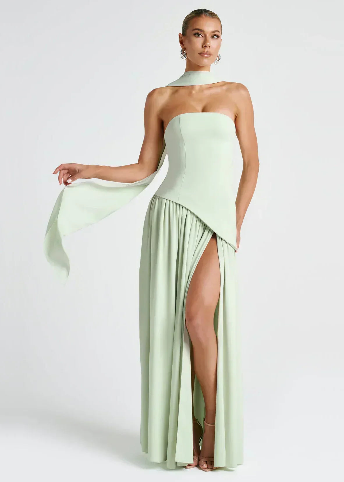 Elena – Maxikleid mit schulterfreiem Design, Schlitz und Choker-Detail