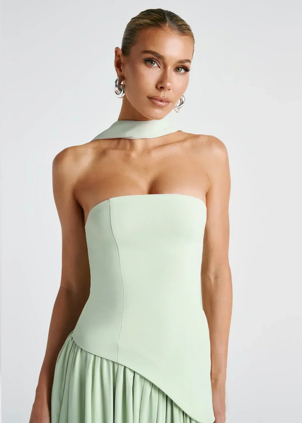 Elena – Maxikleid mit schulterfreiem Design, Schlitz und Choker-Detail