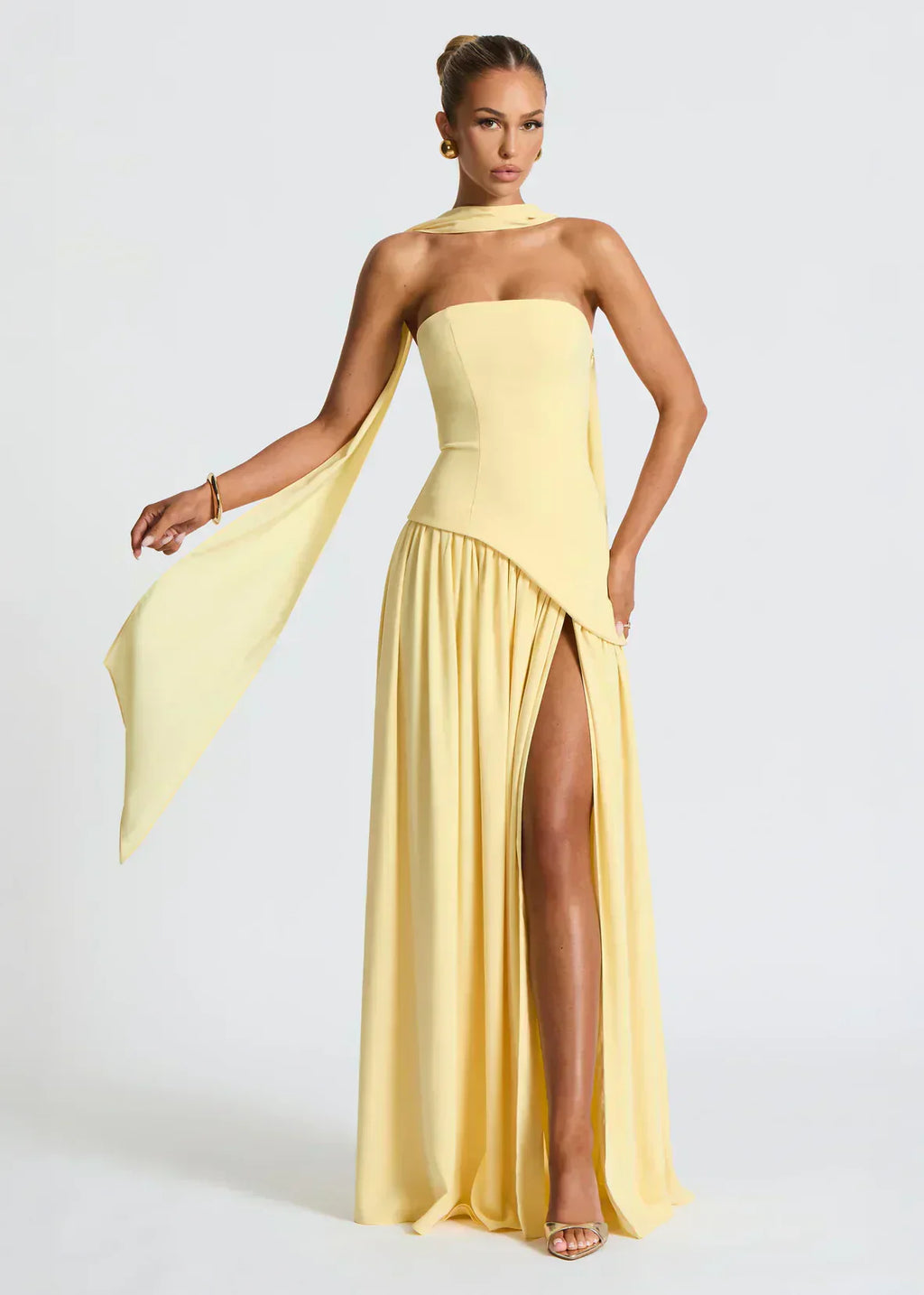 Elena – Maxikleid mit schulterfreiem Design, Schlitz und Choker-Detail