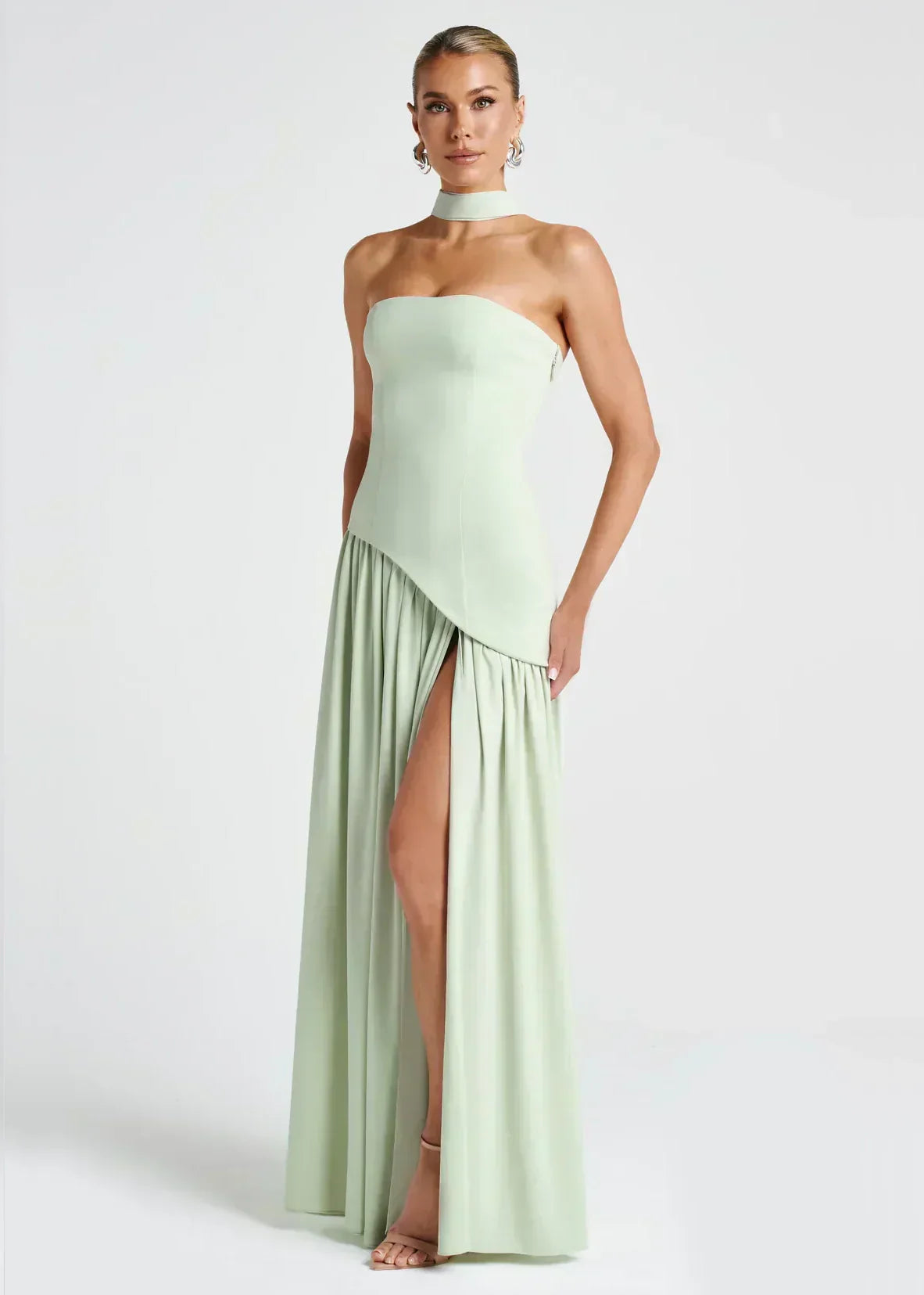 Elena – Maxikleid mit schulterfreiem Design, Schlitz und Choker-Detail