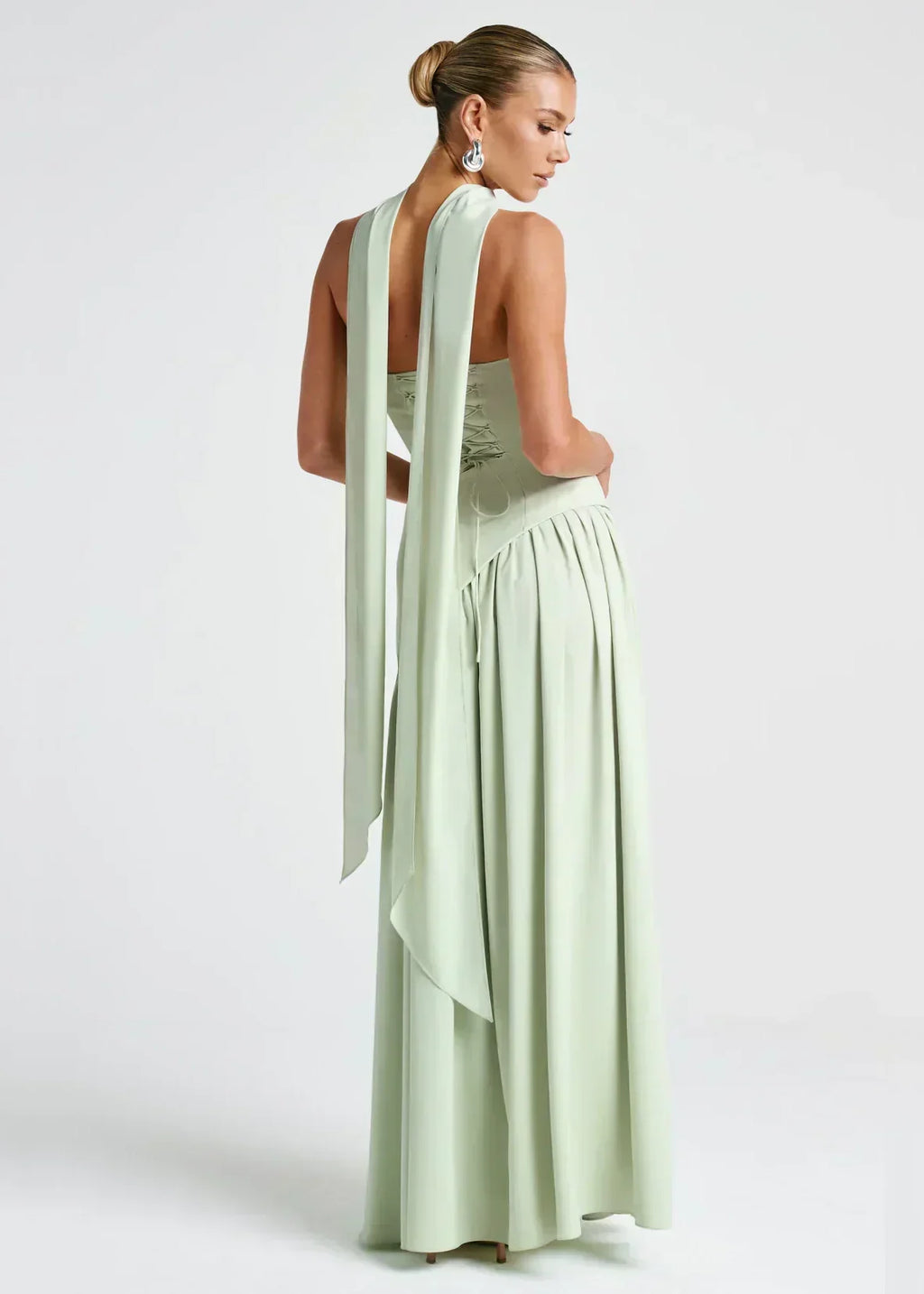Elena – Maxikleid mit schulterfreiem Design, Schlitz und Choker-Detail