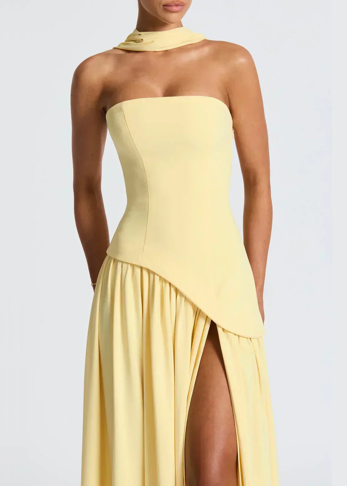 Elena – Maxikleid mit schulterfreiem Design, Schlitz und Choker-Detail