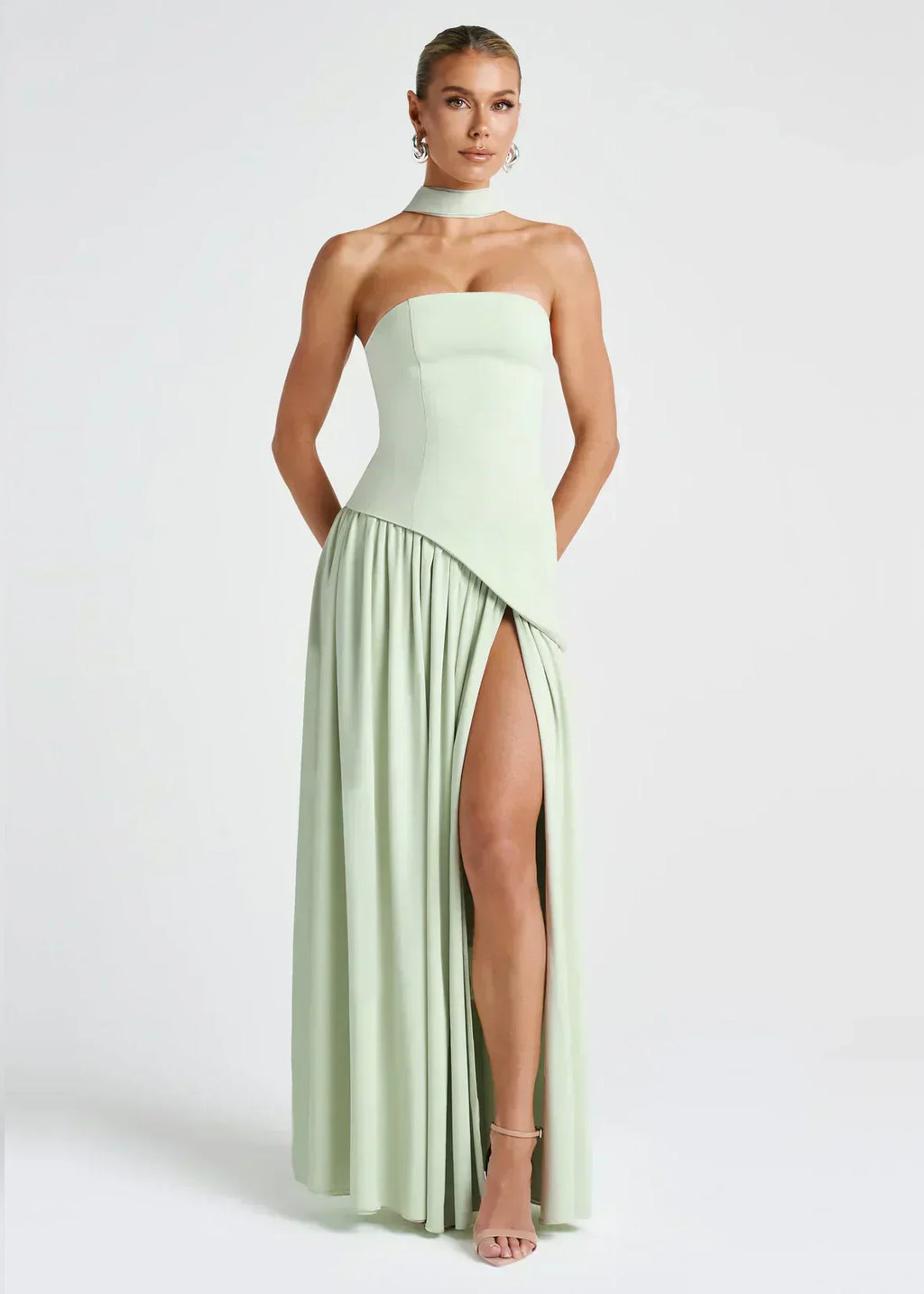 Elena – Maxikleid mit schulterfreiem Design, Schlitz und Choker-Detail