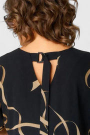 Jillian – Schwarzes Kaftankleid für Damen mit goldenem abstraktem Muster – Ansicht 4