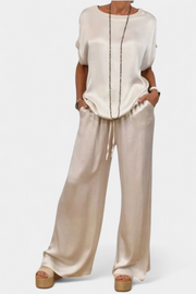 Frühlingshaftes Damen-Set Blasa mit fließender Bluse und weiter Hose – Ansicht 9