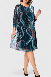 Almira – Chiffonkleid für Damen mit maritimem Muster und fließender Linie
