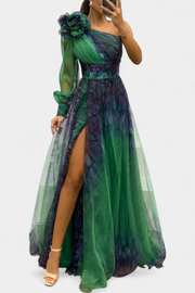 Becca – Schulterfreies Chiffon-Maxikleid für Damen mit Blüten-Detail – Ansicht 2
