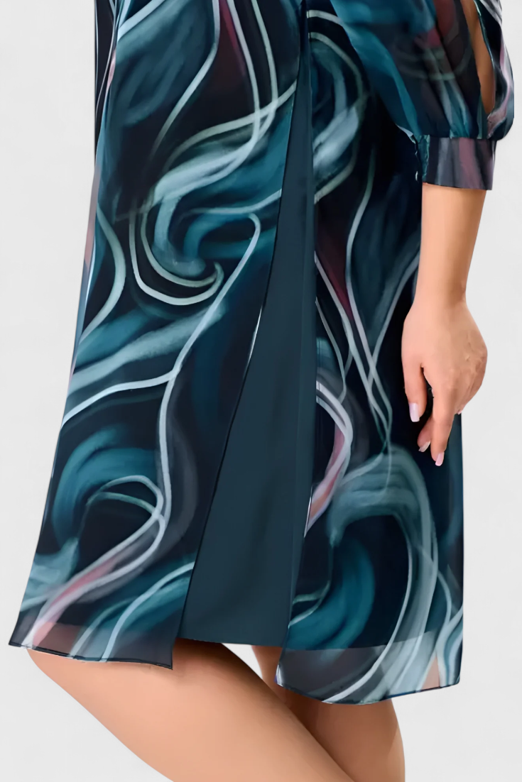 Almira – Chiffonkleid für Damen mit maritimem Muster und fließender Linie – Ansicht 5