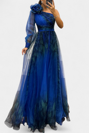 Becca – Schulterfreies Chiffon-Maxikleid für Damen mit Blüten-Detail – Ansicht 4