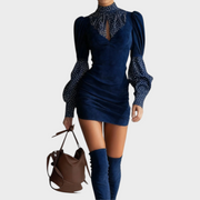 Laira – Figurbetontes Kleid aus braunem Wildlederimitat mit Satin-Punkten