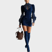 Laira – Figurbetontes Kleid aus braunem Wildlederimitat mit Satin-Punkten