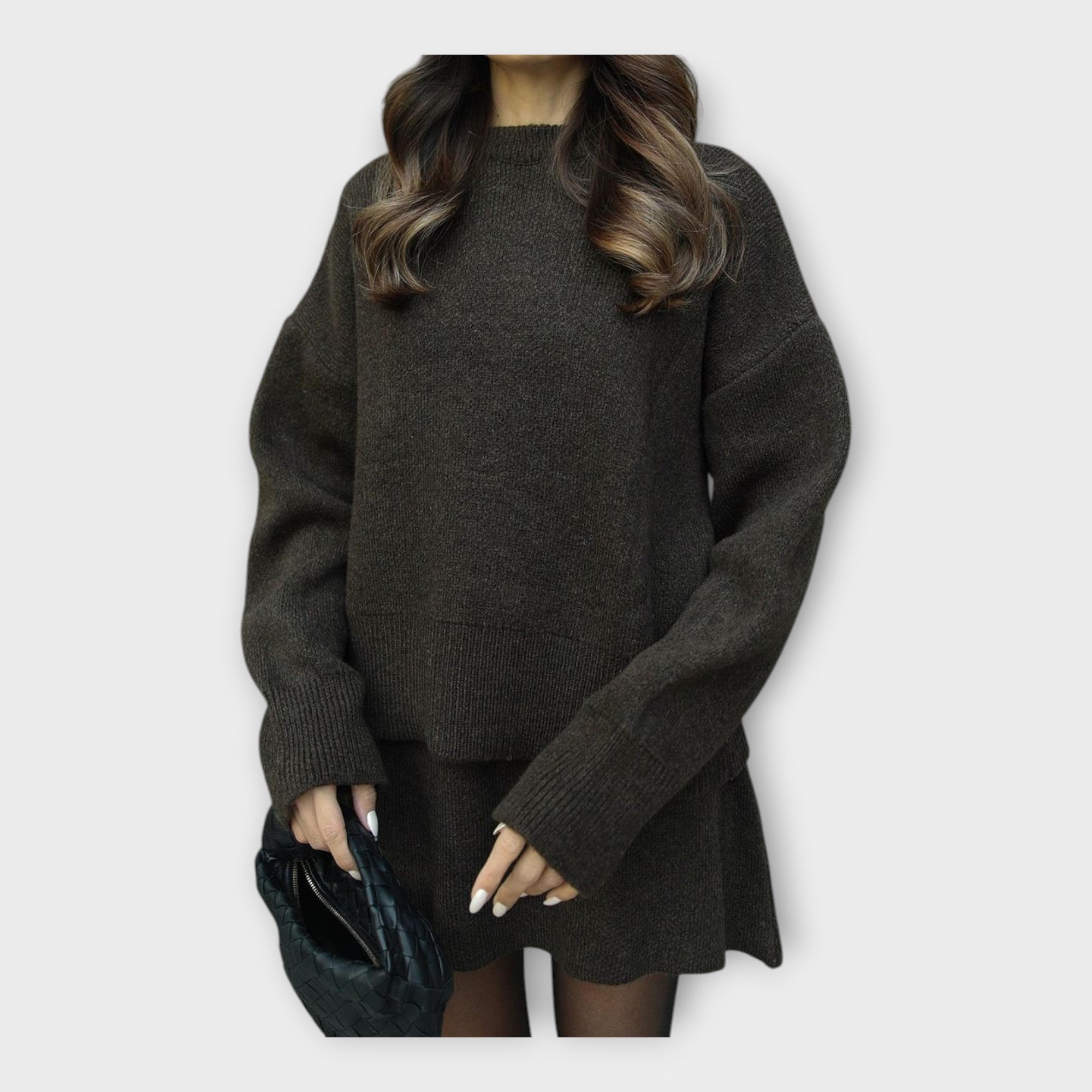 Strickbluse und Rock-Set mit moderner Linienführung