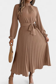 Theresa – Damenkleid mit hohem Kragen und plissiertem Gürtel