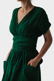 Cressida – Baumwollkleid für Damen mit V-Ausschnitt und Gürtel – Ansicht 6