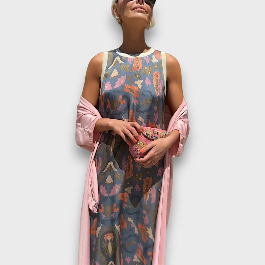 Langes Kleid mit Blumenmuster und luftiger Cardigan