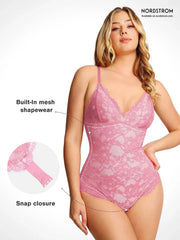 Formender Damen-Spitzenbody im Tanga-Schnitt