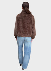 Margaux – Schokoladenbrauner Damen-Kunstpelzmantel mit Kragen – Ansicht 4