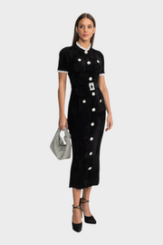 Phenelope – Schwarzes Samt-Midikleid mit Kristallknöpfen und Spitze – Ansicht 4