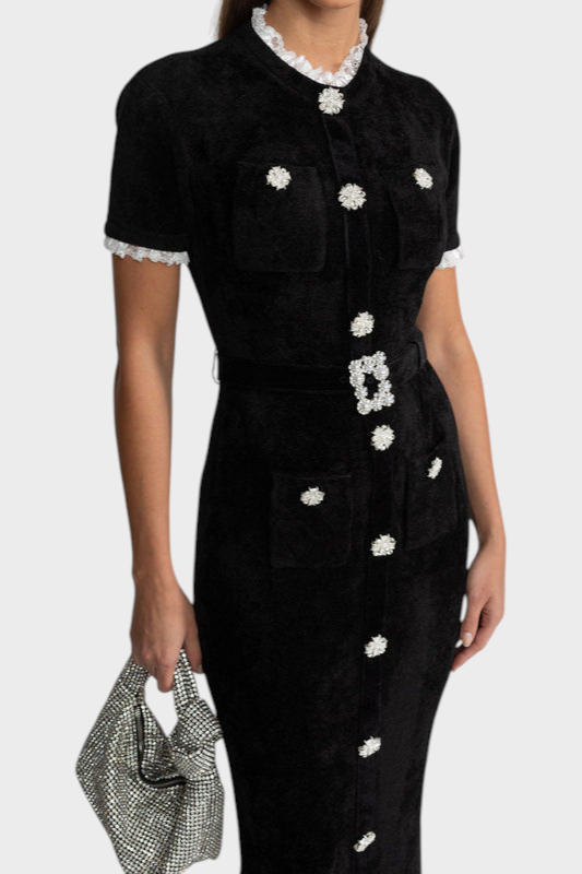 Phenelope – Schwarzes Samt-Midikleid mit Kristallknöpfen und Spitze – Ansicht 5