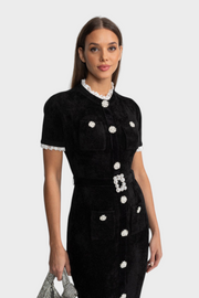Phenelope – Schwarzes Samt-Midikleid mit Kristallknöpfen und Spitze – Ansicht 6