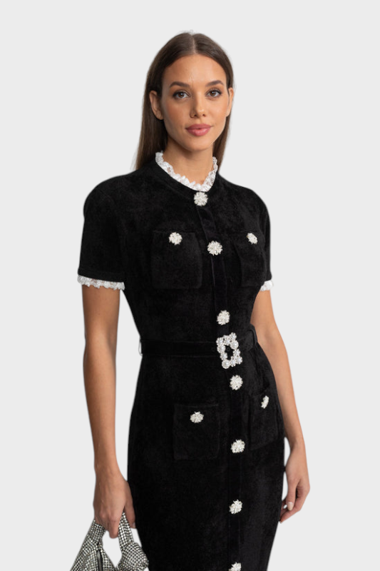 Phenelope – Schwarzes Samt-Midikleid mit Kristallknöpfen und Spitze – Ansicht 6