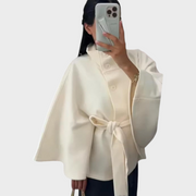 Marianne – Damen-Cape-Jacke mit hohem Kragen und Gürtel – Ansicht 2