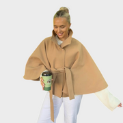 Marianne – Damen-Cape-Jacke mit hohem Kragen und Gürtel – Ansicht 5