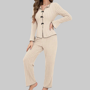 Pyjama-Set für Damen aus Rippstrick mit Reverskragen und Schleifen