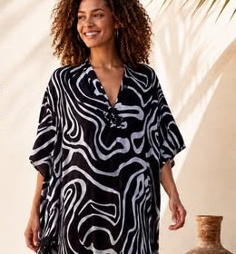 Detailansicht des Tribal Waves Kaftankleids
