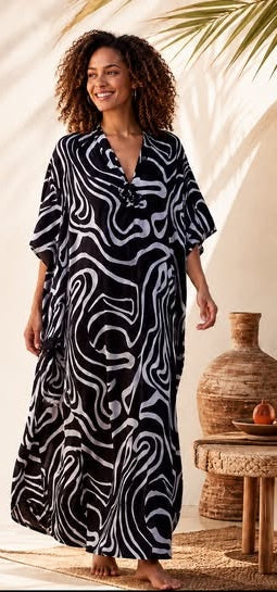 Schwarz-weißes Tribal Waves Kaftankleid aus Rayon