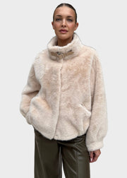 Margaux – Schokoladenbrauner Damen-Kunstpelzmantel mit Kragen – Ansicht 6