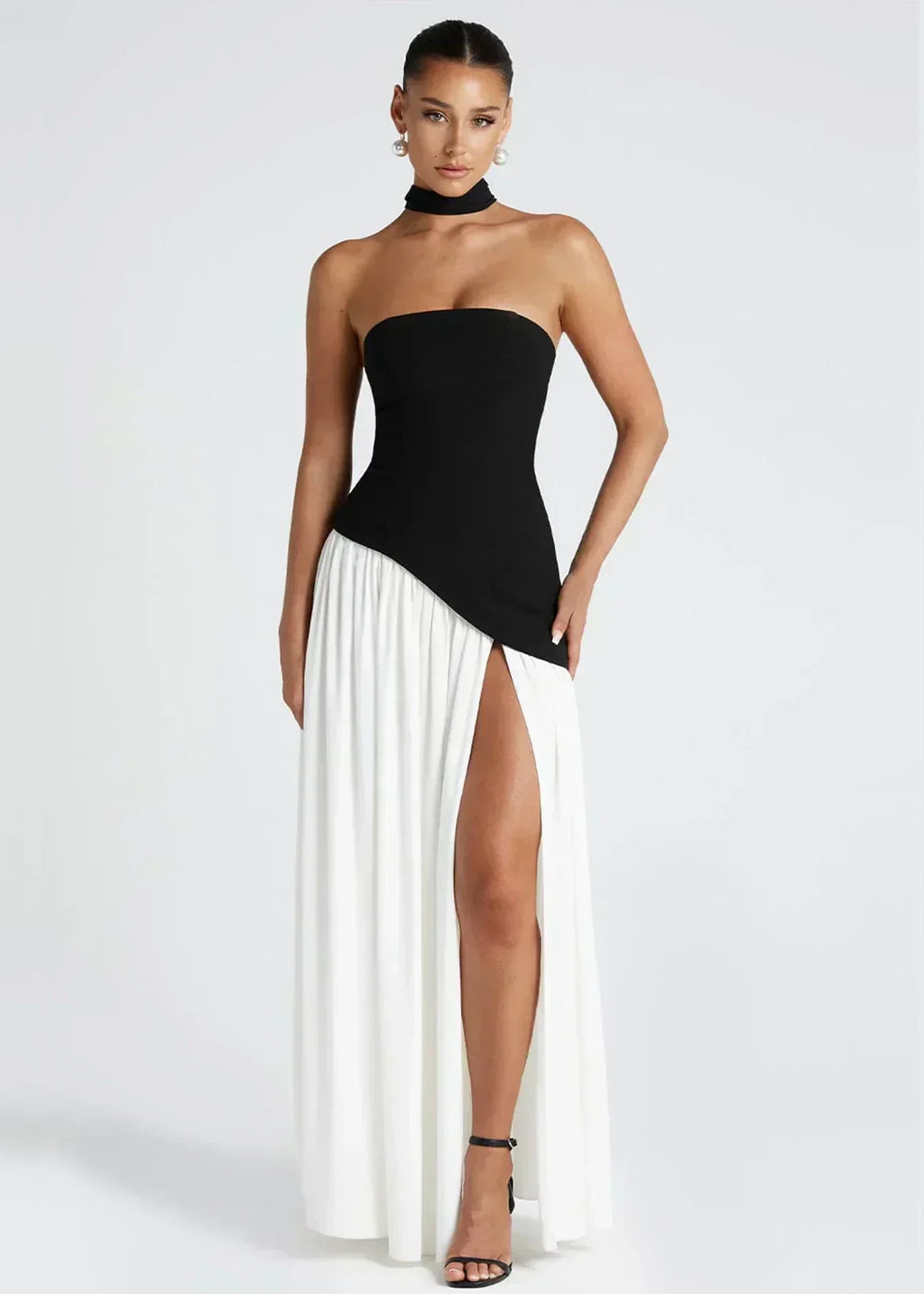 Elena – Maxikleid mit schulterfreiem Design, Schlitz und Choker-Detail