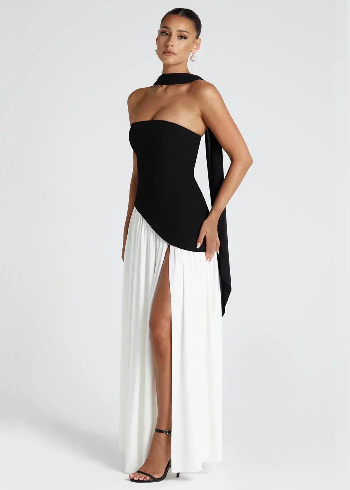 Elena – Maxikleid mit schulterfreiem Design, Schlitz und Choker-Detail