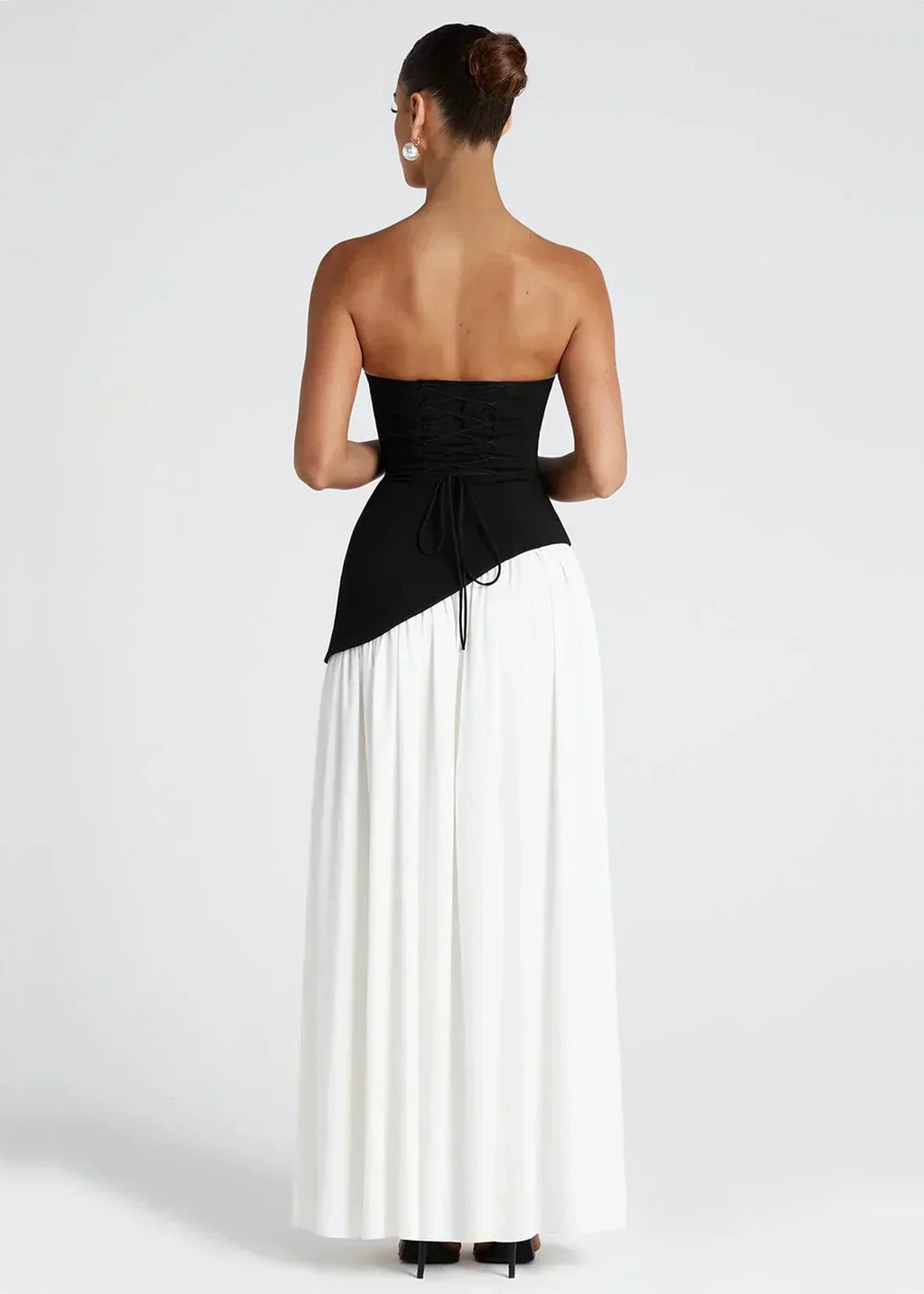Elena – Maxikleid mit schulterfreiem Design, Schlitz und Choker-Detail