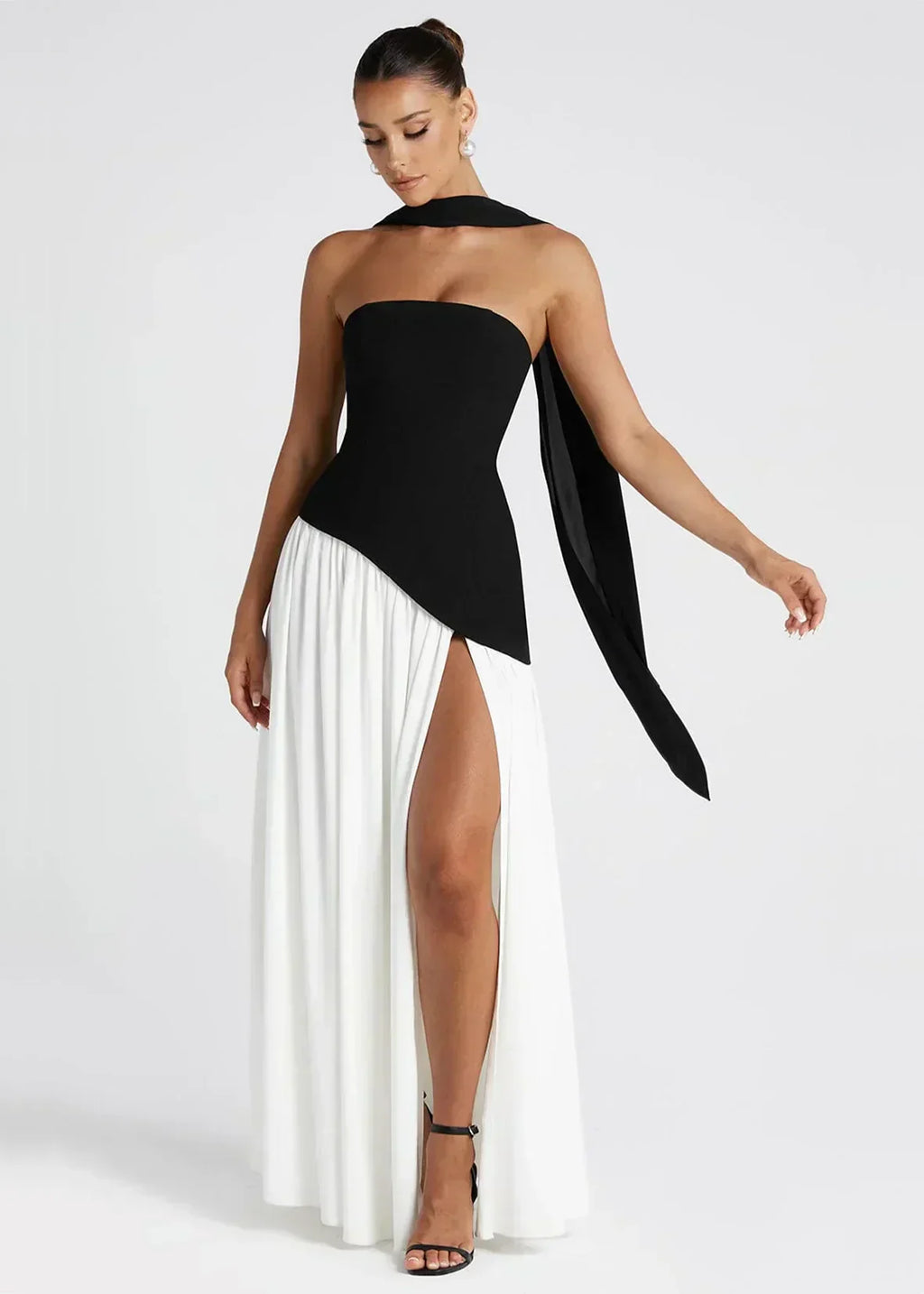 Elena – Maxikleid mit schulterfreiem Design, Schlitz und Choker-Detail